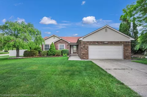 5015 Fox Hill Dr, Sterling Heights, MI 48310