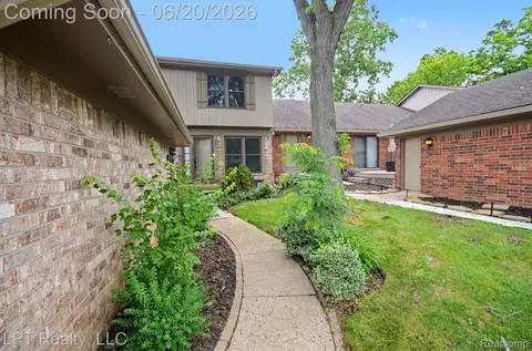 829 Langdon Ct, Rochester Hills, MI 48307