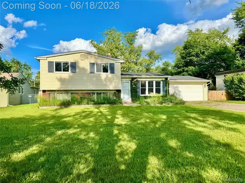 1114 Airport Rd, Waterford, MI 48327