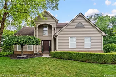 4630 Commerce Woods Dr, Commerce, MI 48382