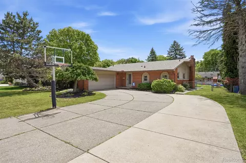 36273 Margareta St, Livonia, MI 48152