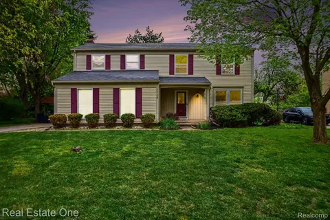 1749 Freemont Dr, Troy, MI 48098