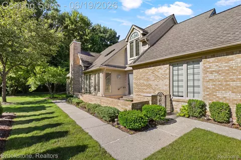 16981 Sandstone Cir #74, Macomb, MI 48042