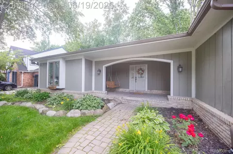 17680 Fox Glen Dr, Riverview, MI 48193