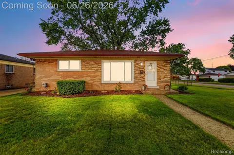 31469 Newport Dr, Warren, MI 48088