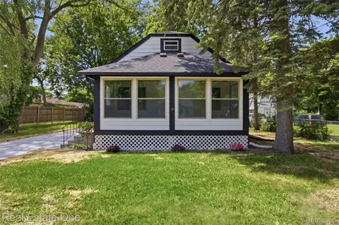 17 N Midland Dr, Pontiac, MI 48342