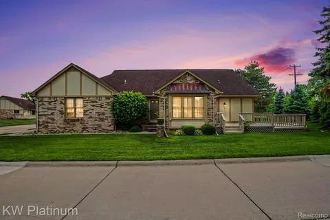 15640 Orchard Ridge Dr, Clinton Township, MI 48038