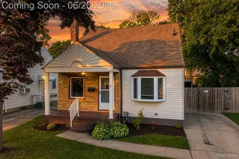 21145 Beechwood Ave, Eastpointe, MI 48021