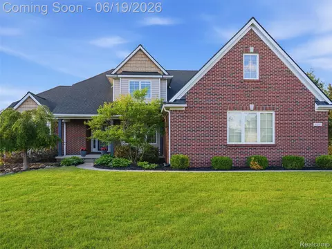 1232 Thorn Ridge Dr, Howell, MI 48843