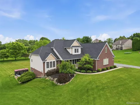 1232 Thorn Ridge Dr, Howell, MI 48843