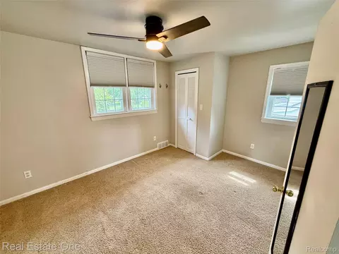 Bedroom - 865 Grant Ave, Clawson, MI 48017 photo 3 of 10