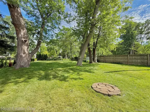 Exterior - 865 Grant Ave, Clawson, MI 48017 photo 7 of 11