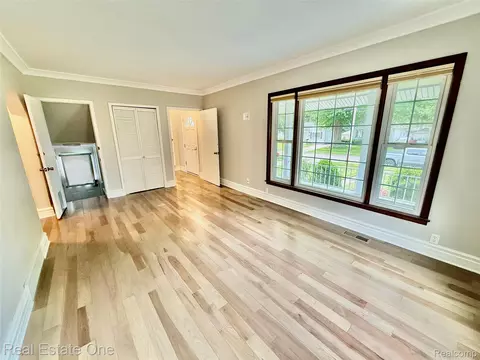 Living - 865 Grant Ave, Clawson, MI 48017 photo 3 of 5