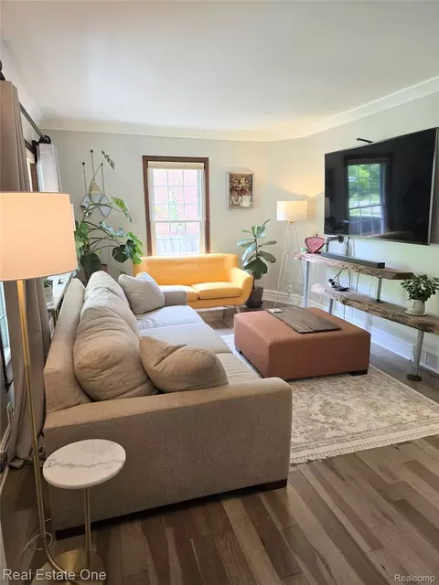 Living - 865 Grant Ave, Clawson, MI 48017 photo 2 of 5