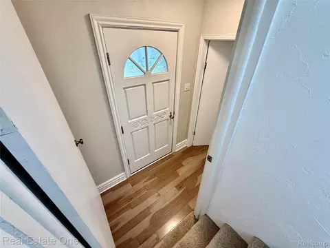 Entry Way - 865 Grant Ave, Clawson, MI 48017 photo 3 of 7