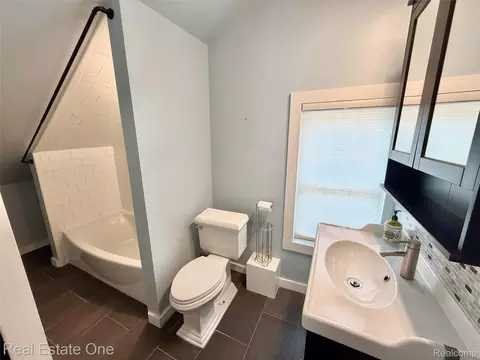 Bath - 865 Grant Ave, Clawson, MI 48017 photo 3 of 4