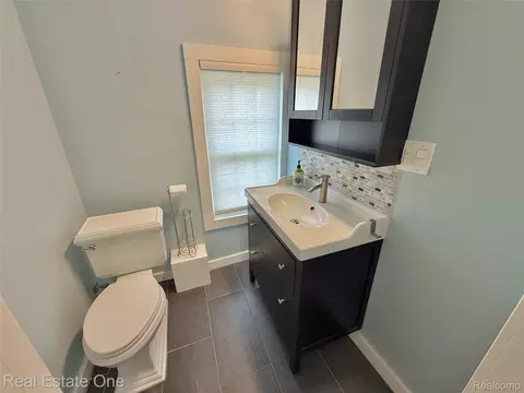 Bath - 865 Grant Ave, Clawson, MI 48017 photo 2 of 4