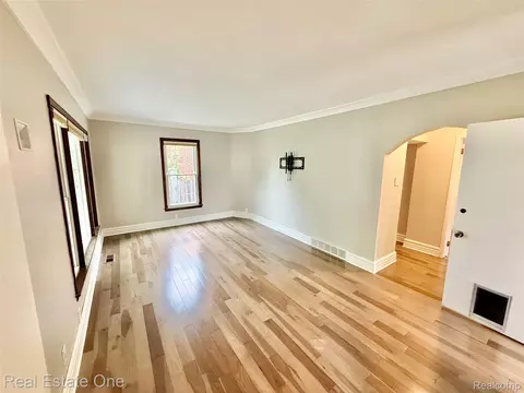 Living - 865 Grant Ave, Clawson, MI 48017 photo 1 of 5