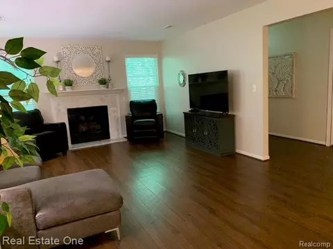 44860 Marigold Dr #282, Sterling Heights, MI 48314