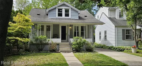 2073 Roslyn Rd, Grosse Pointe Woods, MI 48236