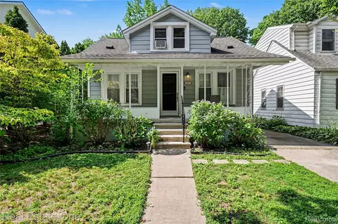 2073 Roslyn Rd, Grosse Pointe Woods, MI 48236