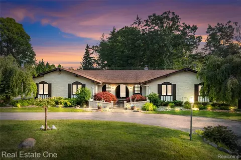 3133 Hartslock Woods Dr, West Bloomfield, MI 48322