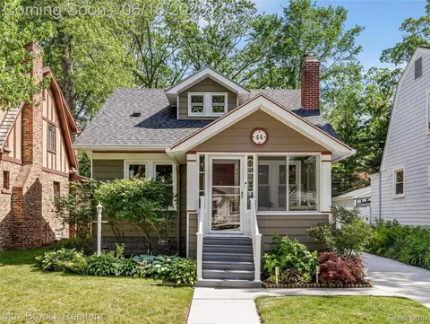 44 Kensington Blvd, Pleasant Ridge, MI 48069