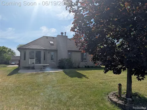 16883 Kenneth Dr, Macomb, MI 48044 photo 2