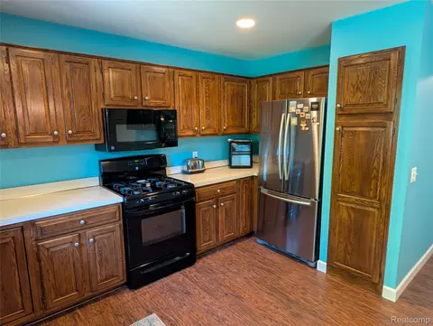 Kitchen - 16883 Kenneth Dr, Macomb, MI 48044 photo 3 of 4