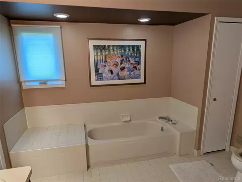 Bath - 16883 Kenneth Dr, Macomb, MI 48044 photo 1 of 2