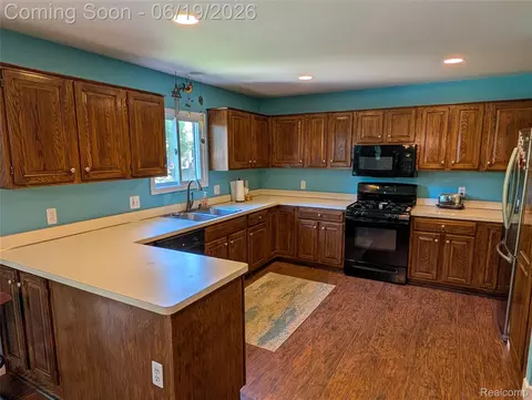 16883 Kenneth Dr, Macomb, MI 48044 photo 3