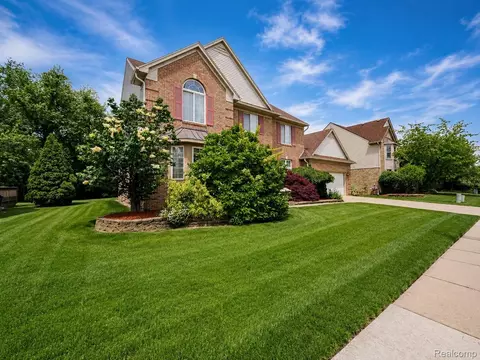 2931 Briarwood Dr, Troy, MI 48085
