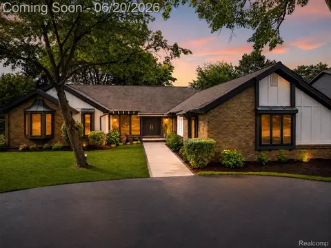 4413 Pinehurst Dr, West Bloomfield, MI 48322