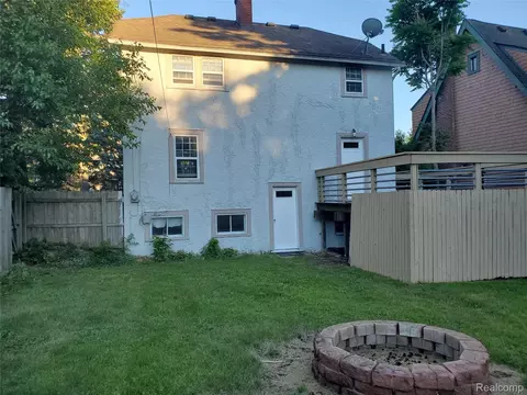 358 W Iroquois Rd, Pontiac, MI 48341
