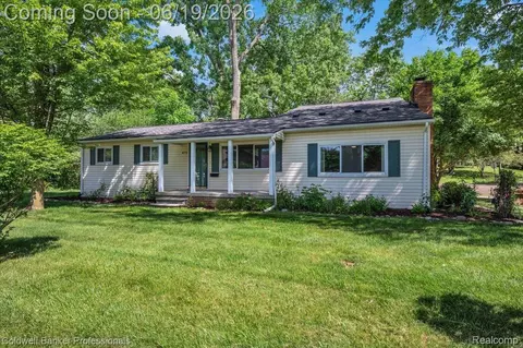 470 Oak Grove Dr, Orion, MI 48362