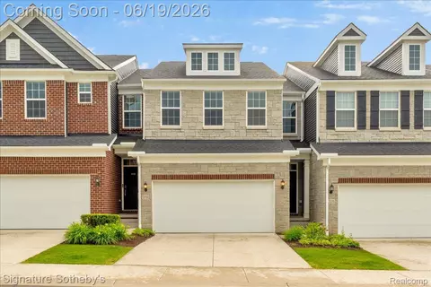 319 Strawberry Dr, Rochester Hills, MI 48307