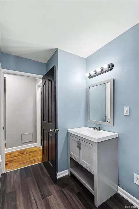 Bath - 1260 Gilbert St, Flint, MI 48532 photo 3 of 3