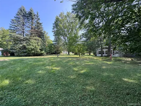 Exterior - 1260 Gilbert St, Flint, MI 48532 photo 2 of 12