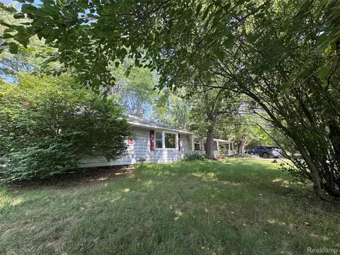 Exterior - 1260 Gilbert St, Flint, MI 48532 photo 7 of 12