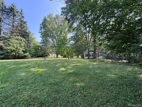 Exterior - 1260 Gilbert St, Flint, MI 48532 photo 5 of 12
