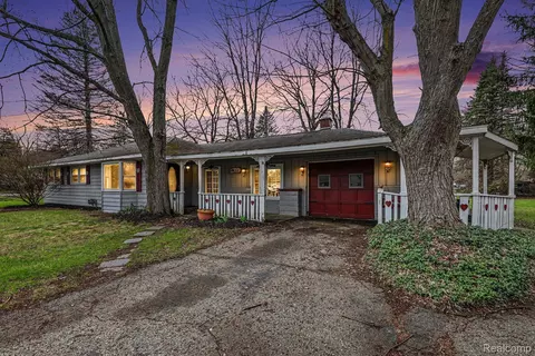 1260 Gilbert St, Flint, MI 48532
