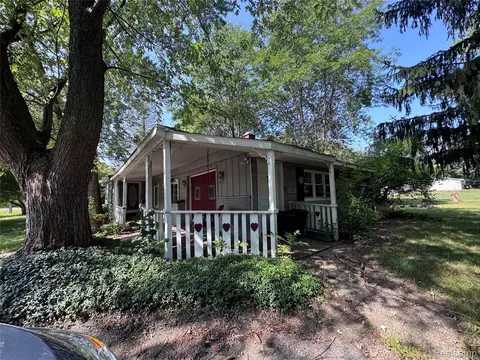 Exterior - 1260 Gilbert St, Flint, MI 48532 photo 9 of 12