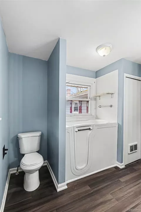 Bath - 1260 Gilbert St, Flint, MI 48532 photo 2 of 3