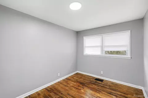 Bedroom - 1260 Gilbert St, Flint, MI 48532 photo 5 of 8