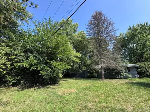 Exterior - 1260 Gilbert St, Flint, MI 48532 photo 6 of 12