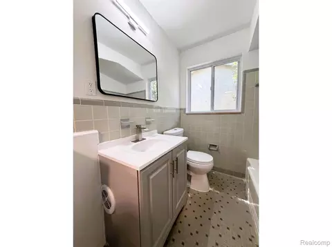 Bath - 8573 E Outer Dr, Detroit, MI 48213 photo 1 of 4