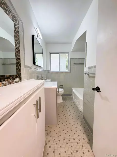 Bath - 8573 E Outer Dr, Detroit, MI 48213 photo 3 of 4