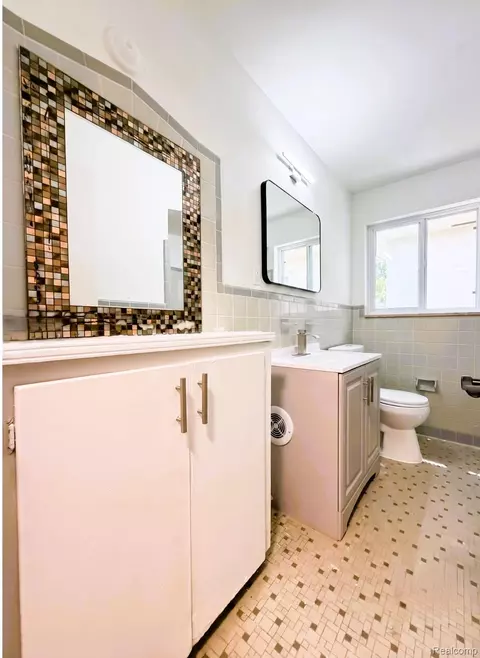Bath - 8573 E Outer Dr, Detroit, MI 48213 photo 2 of 4