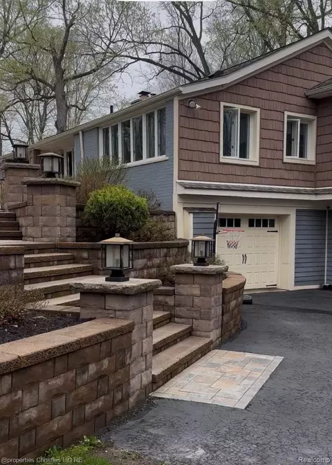 47665 Walnut Tree Ln, Plymouth, MI 48170