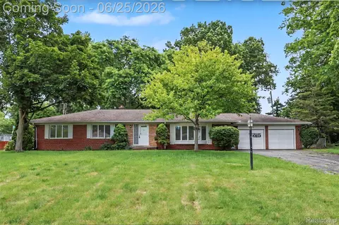 3750 Beach Rd, Troy, MI 48084